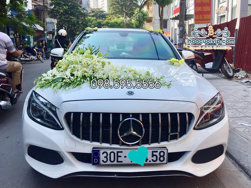 thuê xe cưới mercedes C300 2018 AMG màu trắng